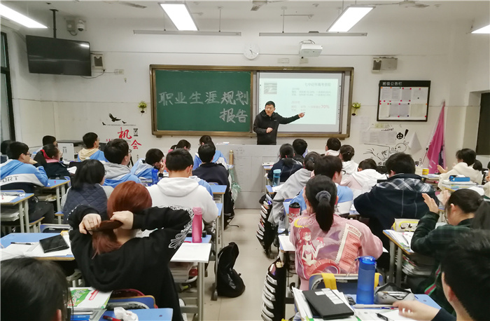 高二級(jí)部：職業(yè)生涯規(guī)劃啟迪夢(mèng)想，高二十六學(xué)子厲兵秣馬(圖1)