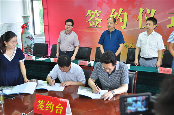 合肥七中·肥西農(nóng)興中學(xué)共建班成功簽約(圖3) 簽字.jpg