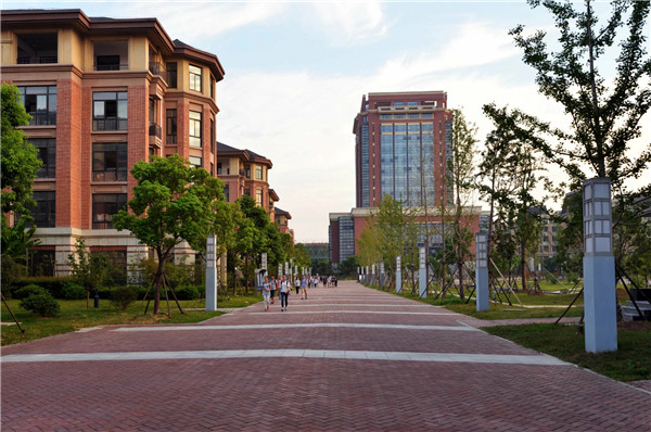 鳳鳴蜀麓首屆結(jié)碩果 鵬摶云外強(qiáng)勢(shì)破新高(圖6) 迎著朝霞,師生開始一天的學(xué)習(xí).jpg