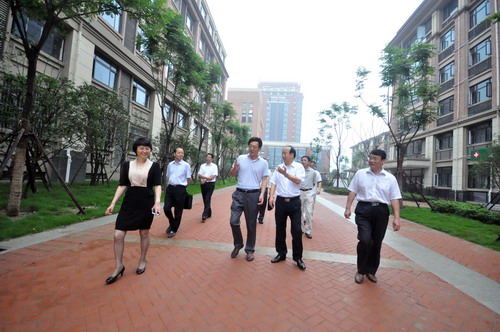 市人大副主任闞建華、市政協(xié)副主席程曉舫、市教育局局長(zhǎng)徐靜平等領(lǐng)導(dǎo)考察新校