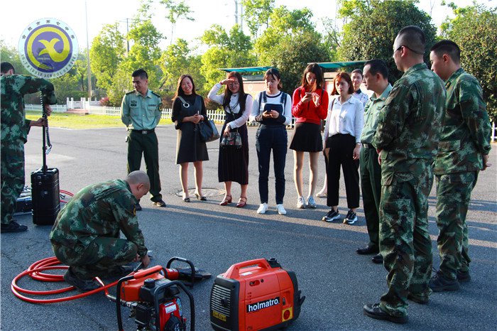  軍民魚(yú)水情，歡樂(lè)慶佳節(jié)(圖2)
