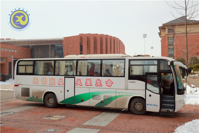 獻血車開進校園，愛心溢滿人間(圖1)