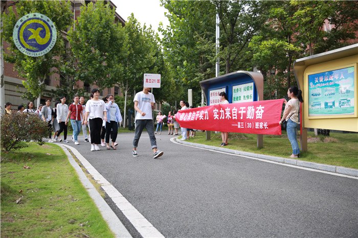 有你同行，風(fēng)雨無(wú)阻；斗志昂揚(yáng)，擁抱彩虹(圖1)