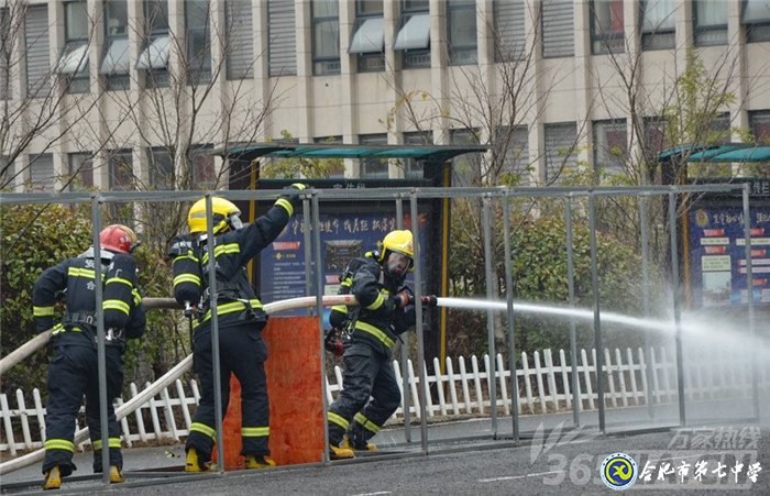 萬家熱線:平安度寒假 合肥七中學(xué)生零距離體驗(yàn)消防員生活(組圖)(圖1)