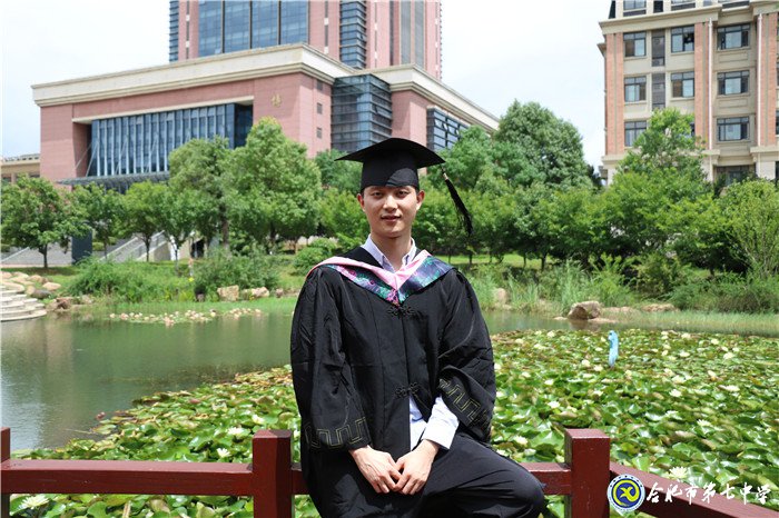 楊開仁校長為優(yōu)秀畢業(yè)生授予學(xué)位(圖3)