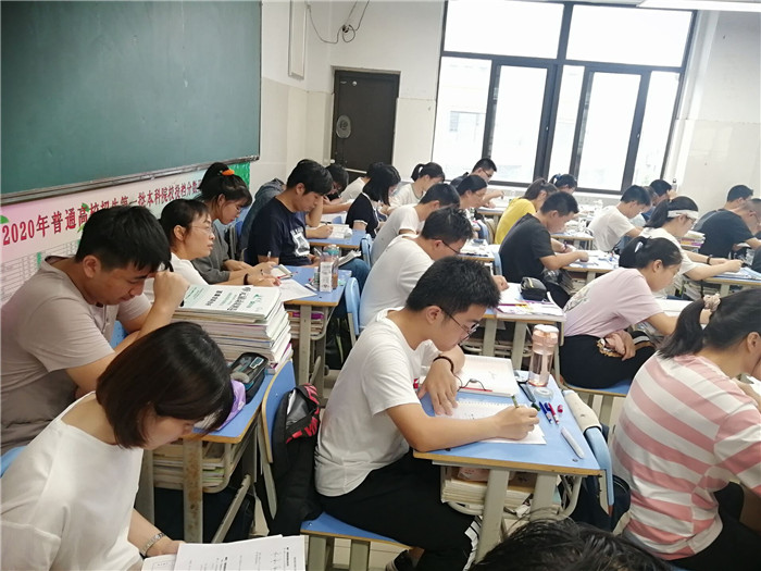 骨干教師展風采，青年教師學規(guī)范(圖1)