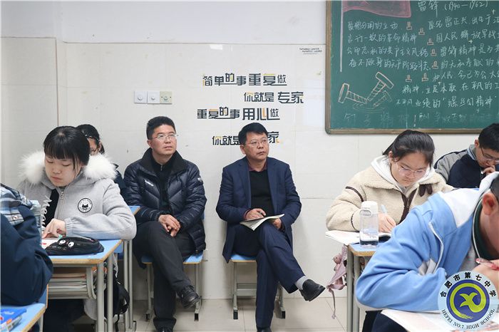 鄧宗國校長認真聽課，記錄 (2).jpg
