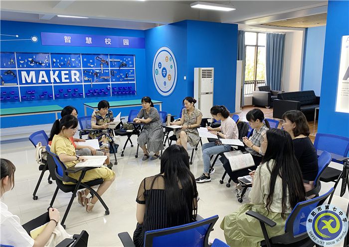 語文組老師在評課、議課.jpg