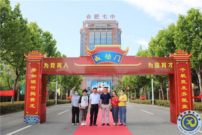 高三離校前鄧校、宋主任與家長(zhǎng)合影.jpg