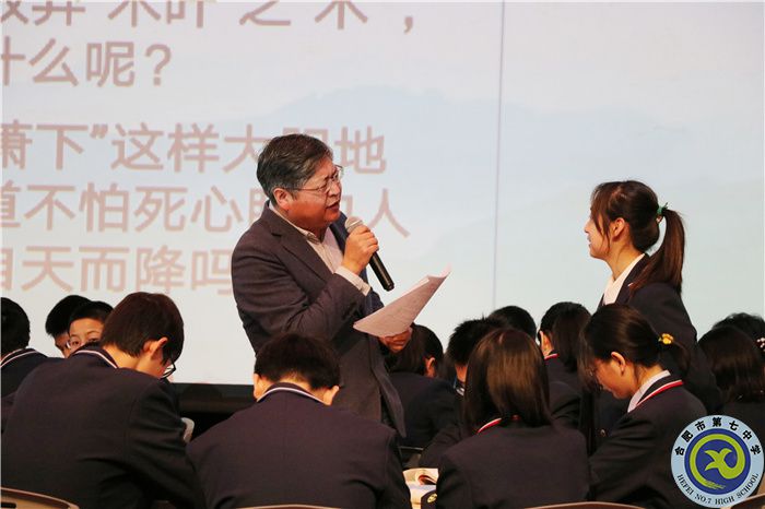 劉孝峰老師與學(xué)生互動副本.jpg 劉孝峰老師與學(xué)生互動副本.jpg
