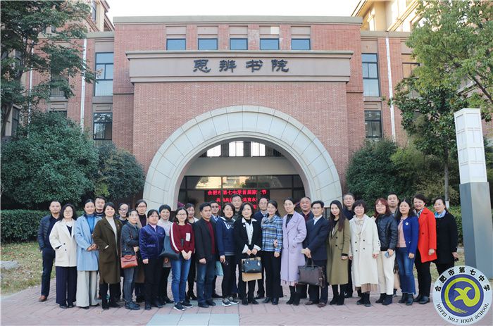 高二進(jìn)課堂家長合影.jpg 高二進(jìn)課堂家長合影.jpg
