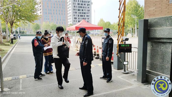 保衛(wèi)科工作人員在查驗(yàn)“兩碼”.jpg 保衛(wèi)科工作人員在查驗(yàn)“兩碼”.jpg