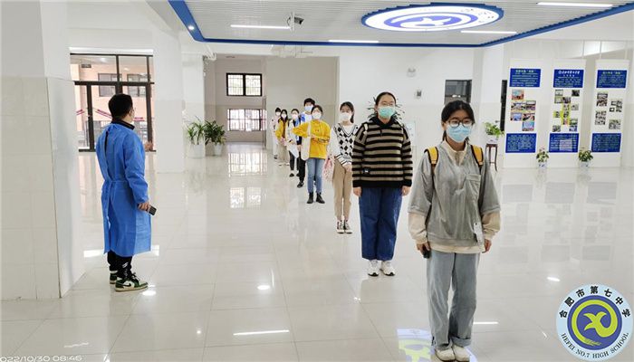 教務(wù)處童有彩主任在組織和引導(dǎo)考生去機(jī)房.jpg 教務(wù)處童有彩主任在組織和引導(dǎo)考生去機(jī)房.jpg