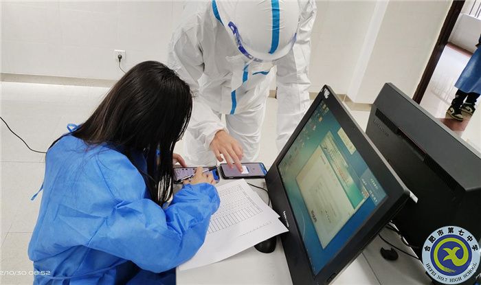 高三級(jí)部曾艷副主任和工作人員在核對(duì)考生報(bào)名信息.jpg 高三級(jí)部曾艷副主任和工作人員在核對(duì)考生報(bào)名信息.jpg