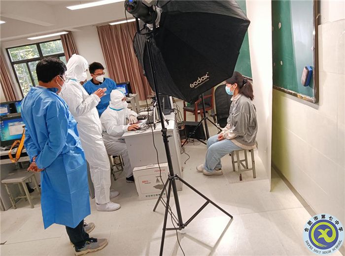 現(xiàn)教中心和工作人員在調(diào)試設(shè)備.jpg 現(xiàn)教中心和工作人員在調(diào)試設(shè)備.jpg