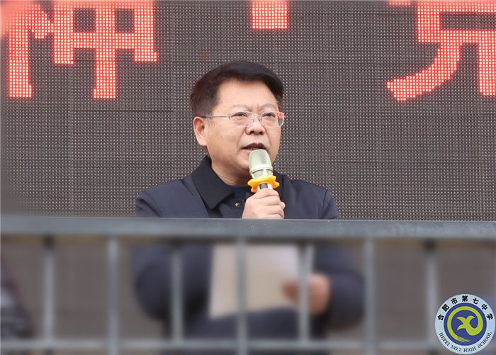 鄧校講話_副本.jpg 鄧校講話_副本.jpg