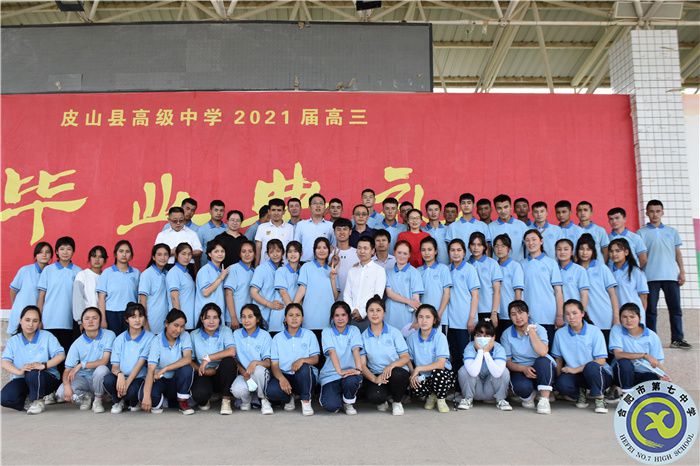 新疆學(xué)生畢業(yè)照.jpg 新疆學(xué)生畢業(yè)照.jpg