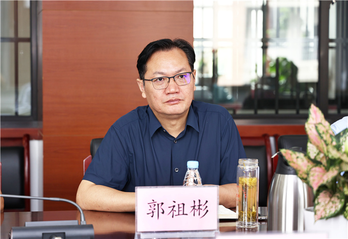 皖智教育集團考察團蒞臨合肥七中參觀考察(圖6) 皖智教育集團考察團蒞臨合肥七中參觀考察(圖6)