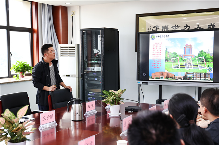 皖智教育集團考察團蒞臨合肥七中參觀考察(圖4) 皖智教育集團考察團蒞臨合肥七中參觀考察(圖4)