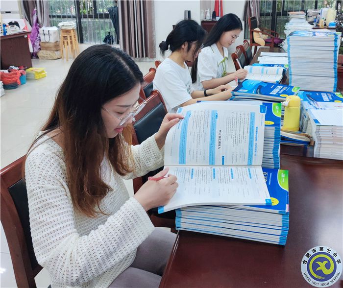 合肥七中高一級部開展聽力訓(xùn)練(圖3) 合肥七中高一級部開展聽力訓(xùn)練(圖3)