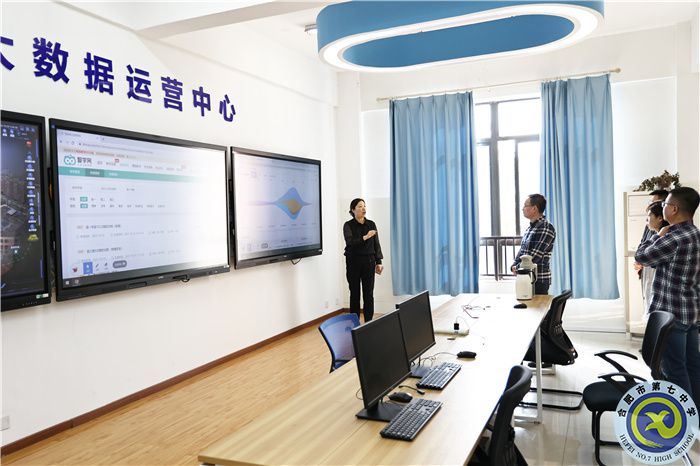 甘肅省蘭州市大數(shù)據(jù)管理局領(lǐng)導一行蒞臨合肥七中參觀交流(圖2) 甘肅省蘭州市大數(shù)據(jù)管理局領(lǐng)導一行蒞臨合肥七中參觀交流(圖2)