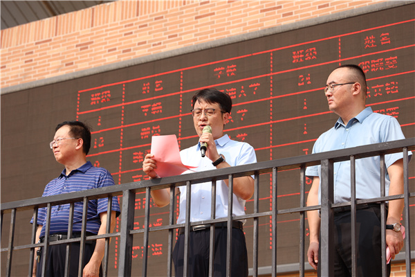 劉先群宣讀名單.jpg 劉先群宣讀名單.jpg