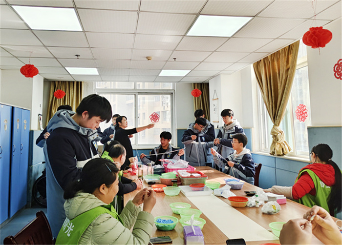 合肥七中高一（24）班走進(jìn)智愛(ài)陽(yáng)光家園傳遞愛(ài)心(圖2)