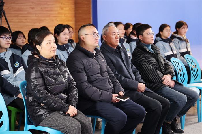 合肥七中舉行2024-2025學(xué)期第二學(xué)期第三次升旗儀式暨行為習(xí)慣養(yǎng)成教育月啟動儀式(圖5) 合肥七中舉行2024-2025學(xué)期第二學(xué)期第三次升旗儀式暨行為習(xí)慣養(yǎng)成教育月啟動儀式(圖5)