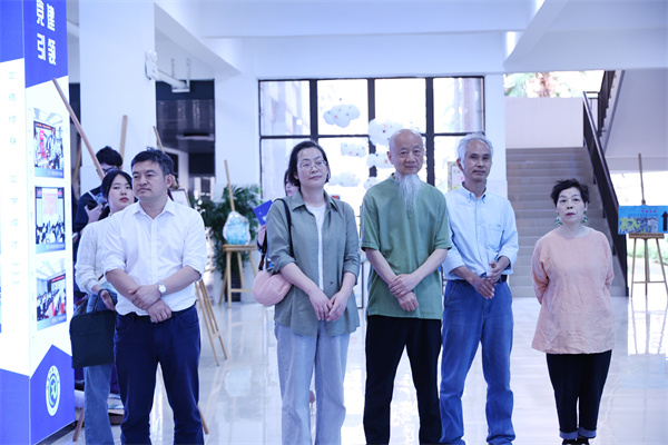 “等待花開——楊和平、于澎版畫作品巡展”在合肥七中盛大開幕(圖3)
