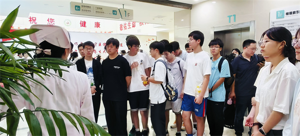合肥七中高一（12）班：在901醫(yī)院上了堂“滾燙”的生命課(圖2)