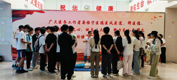 合肥七中高一（12）班：在901醫(yī)院上了堂“滾燙”的生命課(圖3)