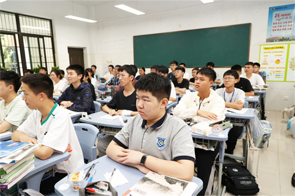見證巍峨中華：合肥七中師生集中觀看紀(jì)念抗戰(zhàn)勝利80周年閱兵儀式(圖3)