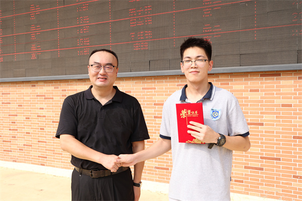 胡晨書記和吳子杰同學(xué).jpg