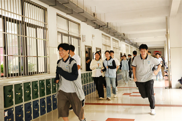 合肥七中順利開展2025年“9·18”應(yīng)急疏散演練(圖2)
