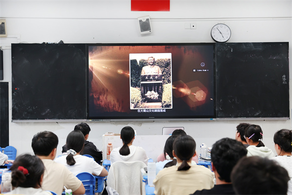 合肥七中“王慶平班”成功舉辦“學(xué)習(xí)王慶平烈士精神”主題班會(huì)(圖1)