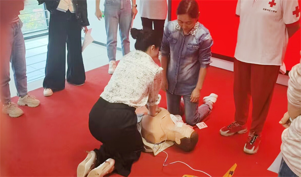 以“技”護(hù)校 守護(hù)平安——合肥七中組織新入職人員開展急救培訓(xùn)(圖3)
