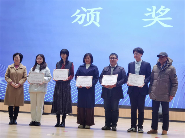 頒獎.jpg 頒獎.jpg