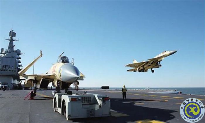△殲-15首次在“遼寧艦”上成功著艦，順利完成艦上滑躍起飛。.jpg
