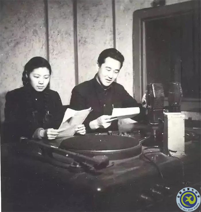 △五十年代初，齊越和潘捷正在播音.jpg
