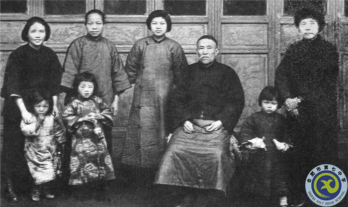 △1927年3月，向警予從莫斯科學習回國，從廣州趕赴武漢，途經(jīng)長沙時看望了蔡家親人和兩個孩子，這也是唯一一張全家合照。前排左一為蔡博，左二為蔡妮，后排左一為向警予。（向警予同志紀念館提供）.jpg