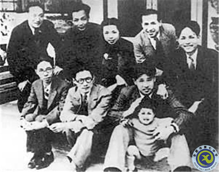△廖承志在廣州與脫險(xiǎn)的文化界人士合影（前排左起：茅盾、夏衍、廖承志；后排左起：潘漢年、汪馥泉、郁風(fēng)、葉文津、司徒慧敏）.jpg
