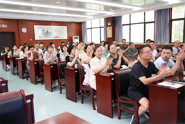 合肥七中舉行新學(xué)期教學(xué)教研工作會(圖4) 合肥七中舉行新學(xué)期教學(xué)教研工作會(圖4)