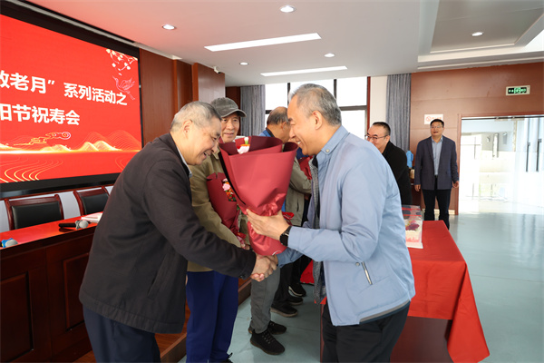 合肥七中為退休壽星老教師暖心慶生(圖3)