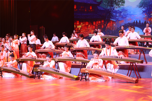 弦音裊裊展風(fēng)華 民樂聲聲頌華章(圖5) 弦音裊裊展風(fēng)華 民樂聲聲頌華章(圖5)