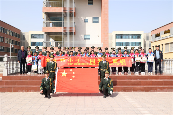 與創(chuàng)新實(shí)驗(yàn)第三小學(xué)舉行“大手拉小手 同升一面旗”活動(dòng).jpg