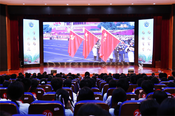 合肥市第七中學(xué)組織全校師生集中收看抗日戰(zhàn)爭(zhēng)勝利80周年閱兵儀式1.jpg