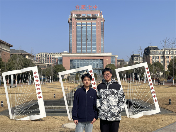 與同學在圖書館前留影.jpg 與同學在圖書館前留影.jpg