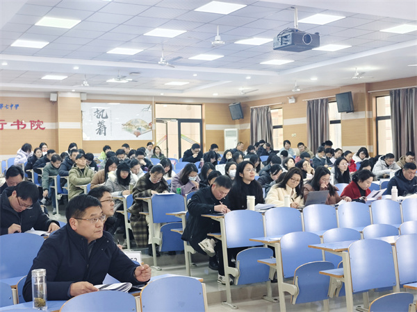 合肥七中高一年級召開新學期全體教師會暨班主任會議(圖1) 合肥七中高一年級召開新學期全體教師會暨班主任會議(圖1)