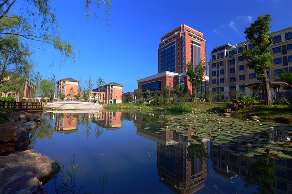 合肥七中生態(tài)園——寧靜湖.jpg 合肥七中生態(tài)園——寧靜湖.jpg